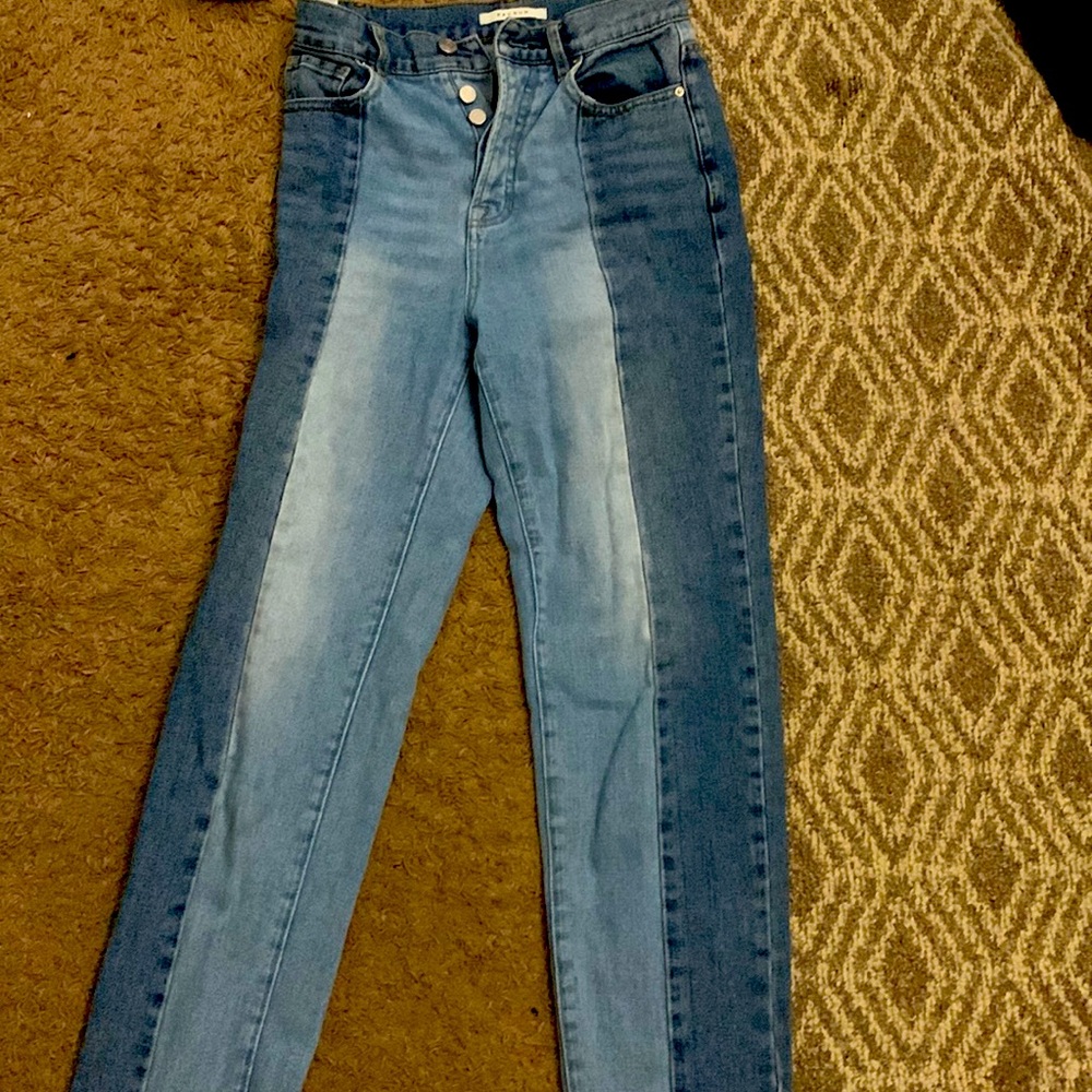I am selling these pacsun women jeans, size 24